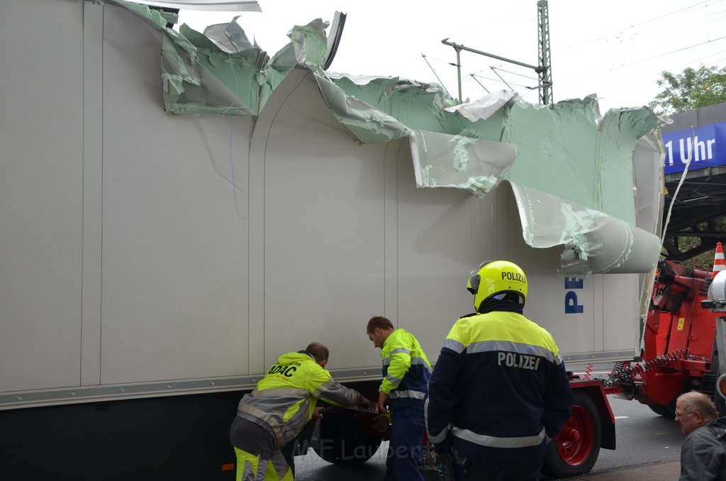 LKW blieb an Bruecke haengen Koeln Deutz Opladenerstr P105.JPG - Miklos Laubert